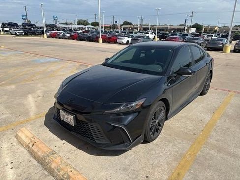 Used 2025 Toyota Camry SE FWD image 12