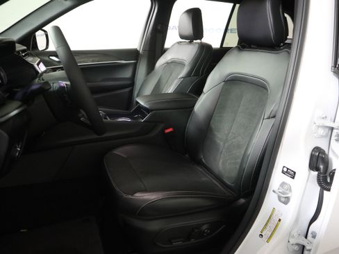 New 2026 Jeep Grand Cherokee Altitude AWD/4WD image 22