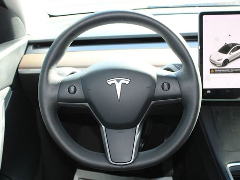 Used 2022 Tesla Model Y Long Range AWD/4WD image 23