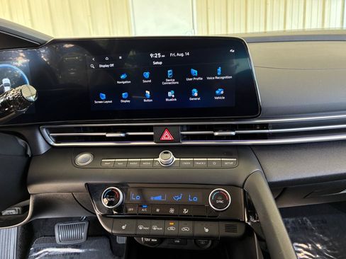 Used 2023 Hyundai Elantra Limited FWD image 22