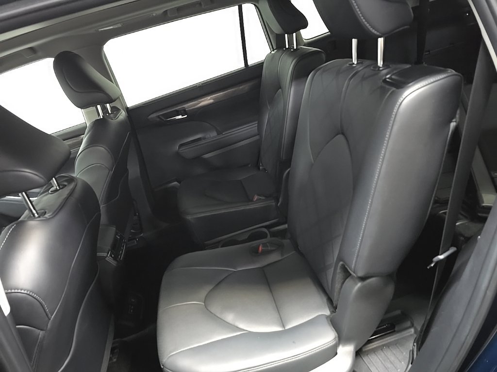 Used 2024 Toyota Highlander Platinum AWD/4WD image 32