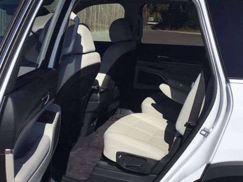 Used 2024 Kia Telluride EX w/ EX Captain's Chair Package image 12