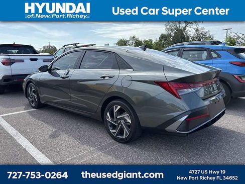 Used 2025 Hyundai Elantra SEL image 2