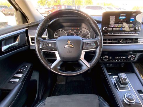 Used 2024 Mitsubishi Outlander SE image 6