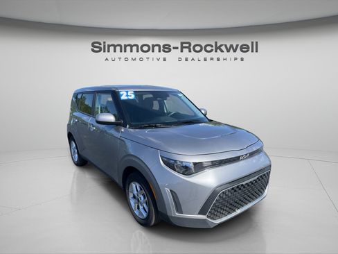 Used 2025 Kia Soul LX w/ LX Technology Package FWD image 7