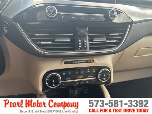 Used 2022 Ford Escape Titanium image 17