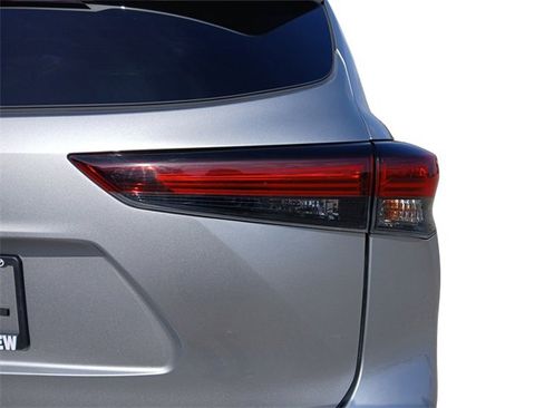 Used 2024 Toyota Highlander LE image 14