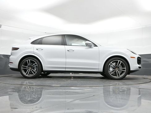 Used 2023 Porsche Cayenne Turbo AWD/4WD image 41