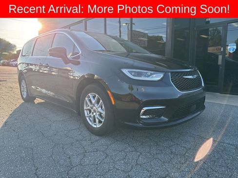 Used 2023 Chrysler Pacifica Touring-L image 4
