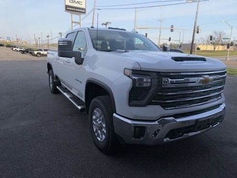 Used 2025 Chevrolet Silverado 3500 LTZ w/ LTZ Convenience Package image 8