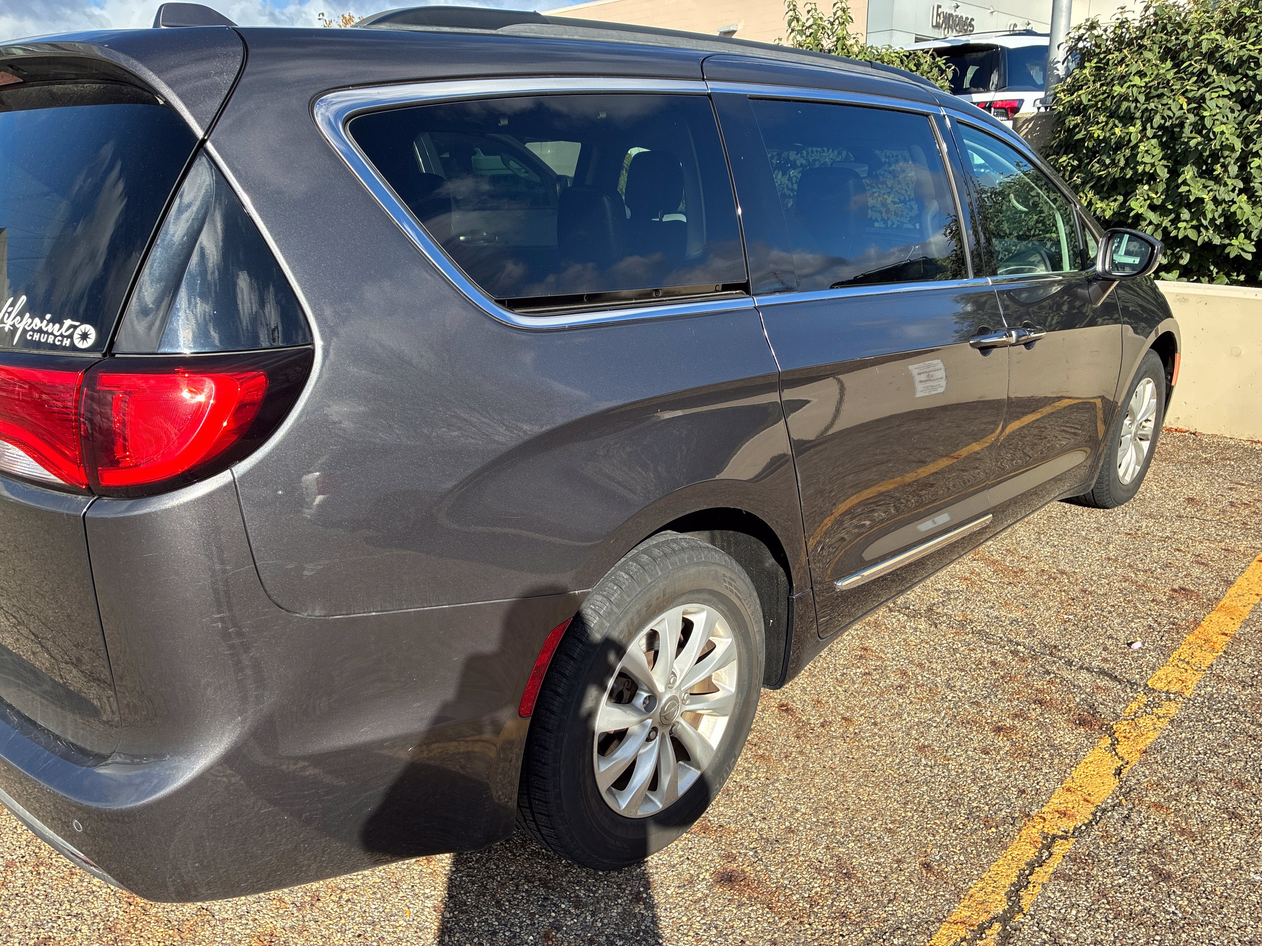 Used 2017 Chrysler Pacifica Touring-L FWD image 5