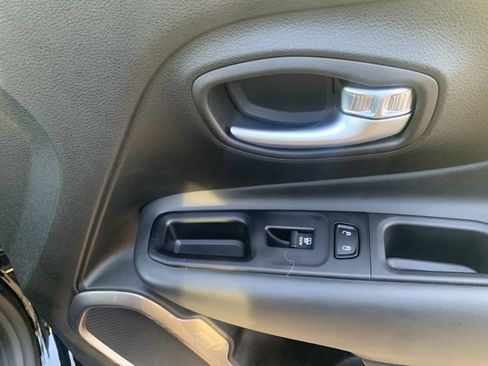 Used 2022 Jeep Renegade Latitude image 27