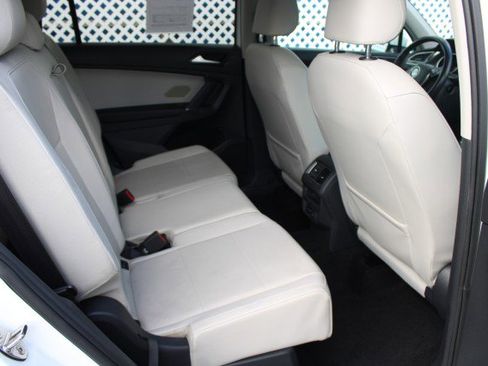 Used 2018 Volkswagen Tiguan SE w/ Panoramic Sunroof Package image 12