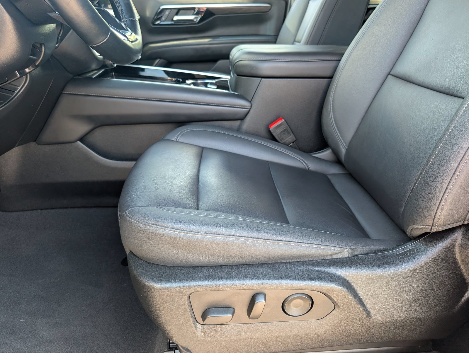 Used 2025 Chevrolet Tahoe Z71 w/ Comfort Package AWD/4WD image 15