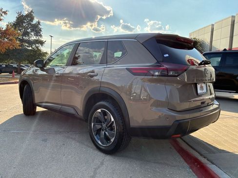 Used 2025 Nissan Rogue SV FWD image 8