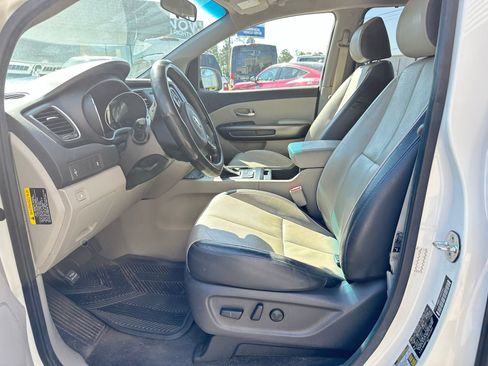 Used 2017 Kia Sedona LX w/ LX Essentials Premium Package image 8