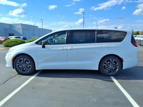 New 2026 Chrysler Pacifica Select image 3