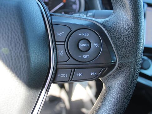 Used 2020 Toyota Camry LE image 23