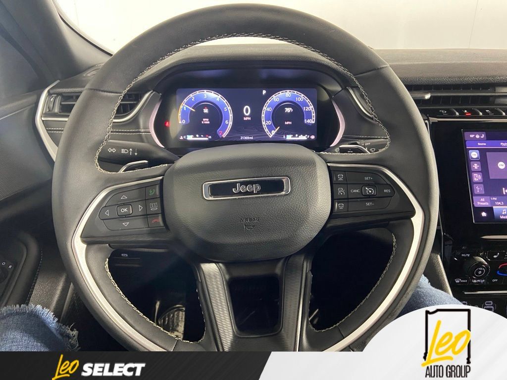 Used 2025 Jeep Grand Cherokee Altitude AWD/4WD image 12