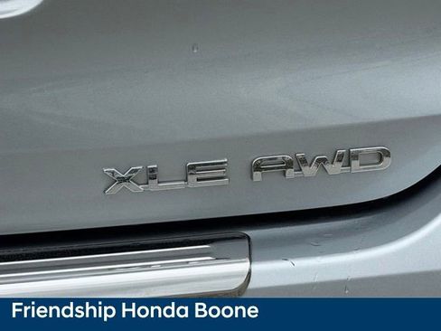 Used 2020 Toyota Highlander XLE AWD/4WD image 13