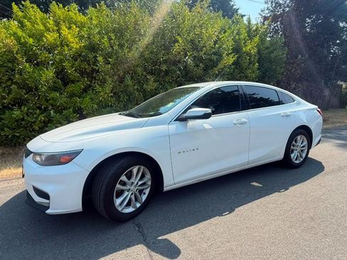 Used 2018 Chevrolet Malibu LT FWD image 2