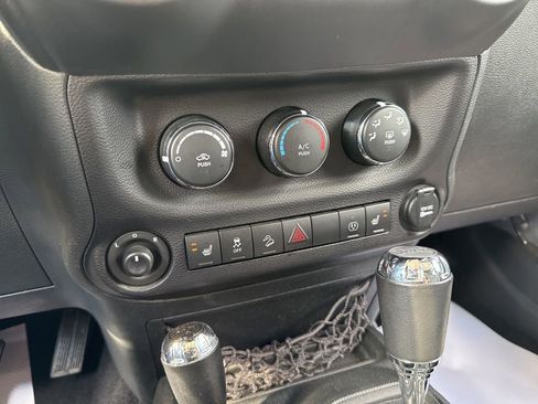 Used 2017 Jeep Wrangler Unlimited Sahara w/ Dual Top Group AWD/4WD image 37