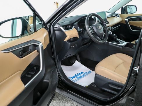 Used 2023 Toyota RAV4 LE AWD/4WD image 3