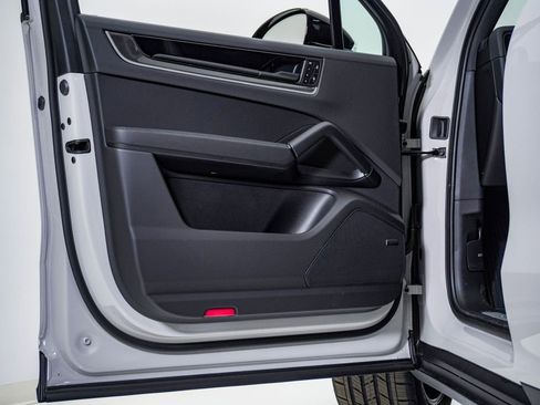New 2026 Porsche Cayenne image 25
