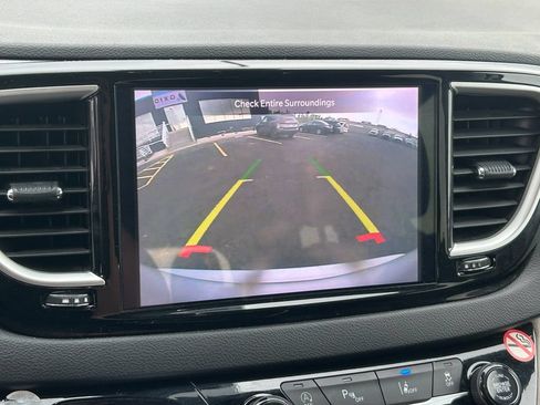 Used 2024 Chrysler Pacifica Touring-L FWD image 13