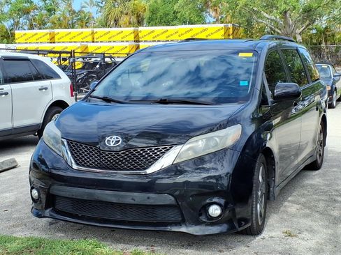 Used 2017 Toyota Sienna SE Premium FWD image 2