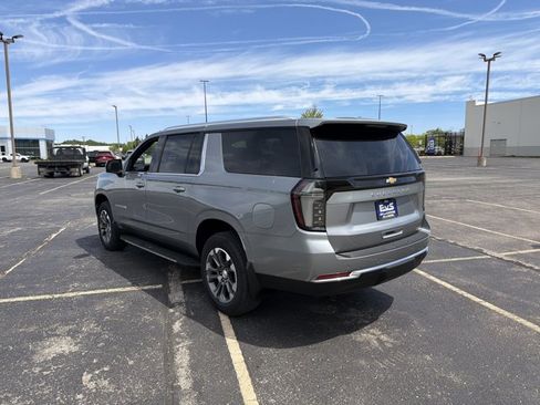 New 2026 Chevrolet Suburban LT w/ Comfort Package AWD/4WD image 7