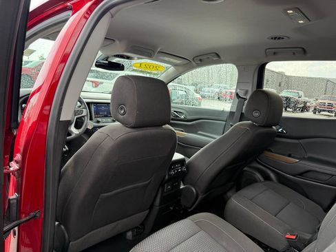 Used 2021 GMC Acadia SLE w/ Driver Convenience Package FWD image 10