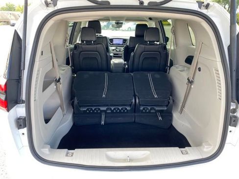 Used 2024 Chrysler Pacifica Touring-L image 20