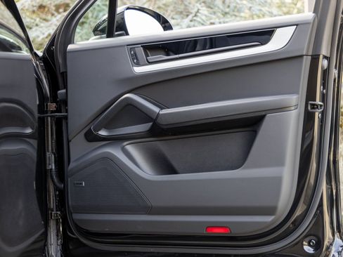 Certified 2025 Porsche Cayenne image 50