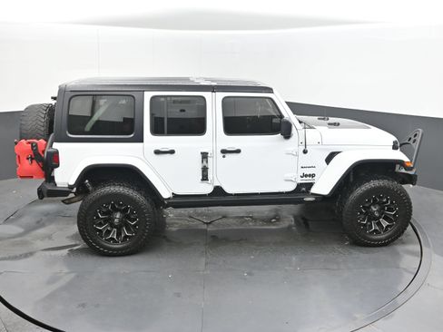 Used 2018 Jeep Wrangler Unlimited Sahara w/ Dual Top Group AWD/4WD image 39