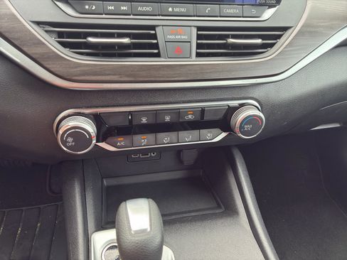 Used 2025 Nissan Altima 2.5 SV FWD image 14