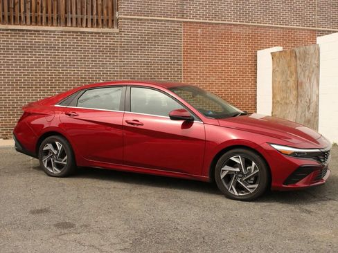 Used 2025 Hyundai Elantra Limited FWD image 2