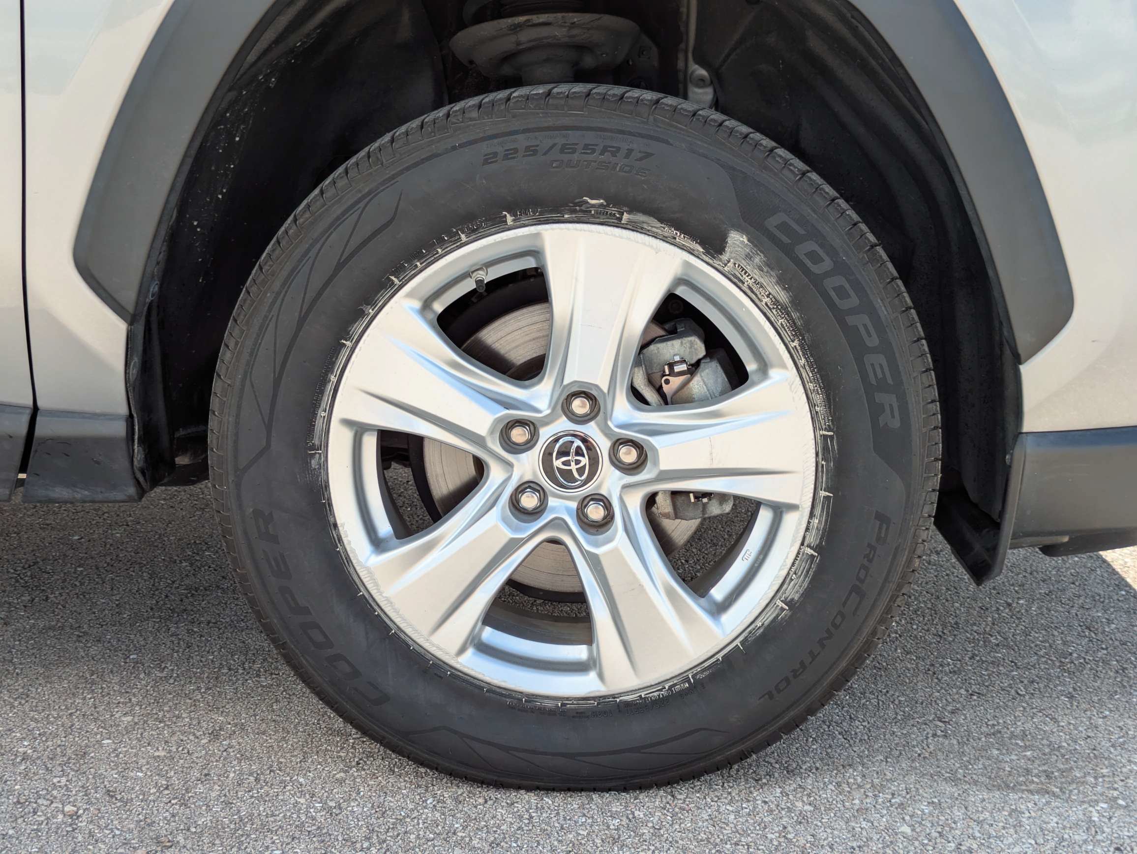 Used 2019 Toyota RAV4 XLE w/ Convenience Package FWD image 11