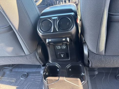 Used 2018 Jeep Wrangler Unlimited Sahara image 38