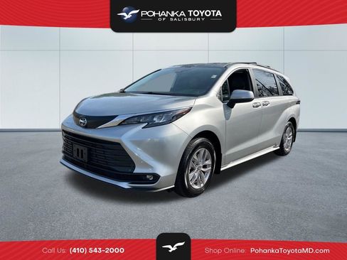 Used 2025 Toyota Sienna XLE image 1