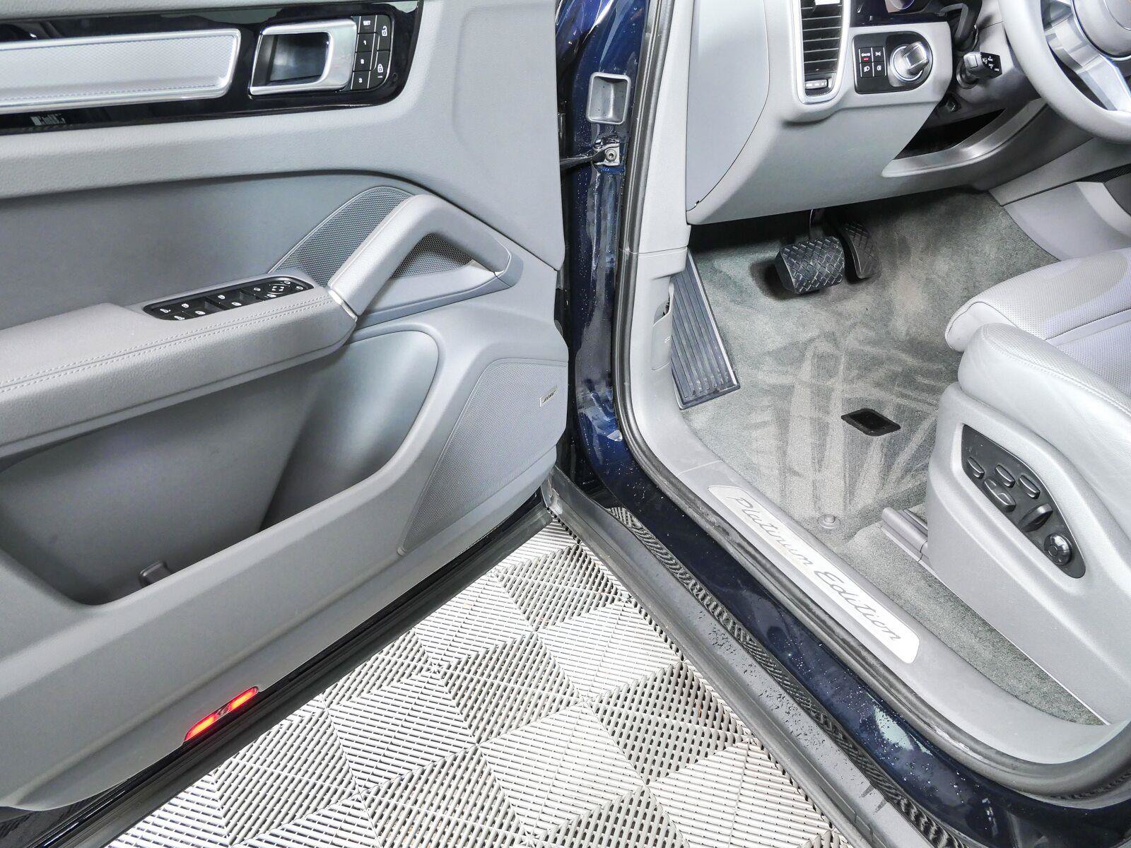Certified 2023 Porsche Cayenne Platinum Edition AWD/4WD image 8