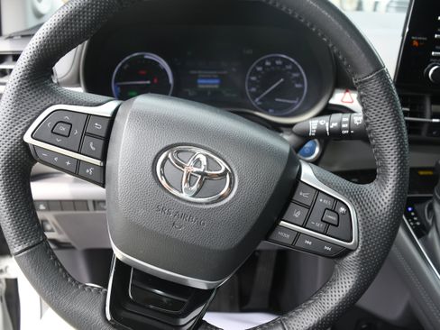 Used 2022 Toyota Sienna Limited FWD image 14