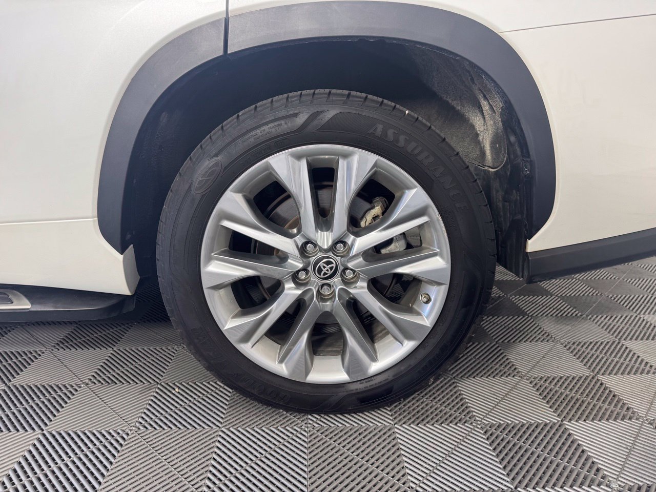 Used 2023 Toyota Highlander Limited FWD image 14