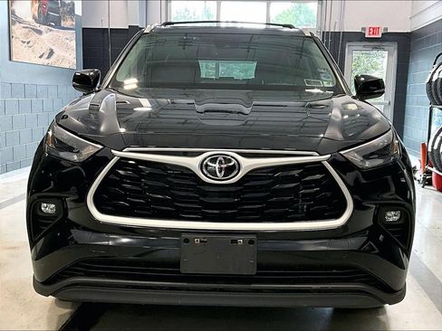 Used 2023 Toyota Highlander XLE image 2