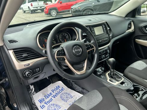 Used 2018 Jeep Cherokee Latitude w/ Safety Group AWD/4WD image 13