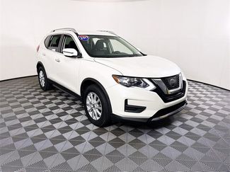 Used 2017 Nissan Rogue SV image 1