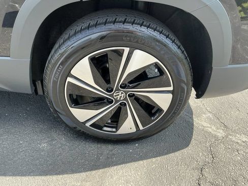 Used 2025 Volkswagen Taos SE AWD/4WD image 12