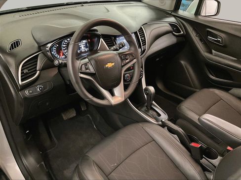 Used 2022 Chevrolet Trax LT w/ LT Convenience Package image 12