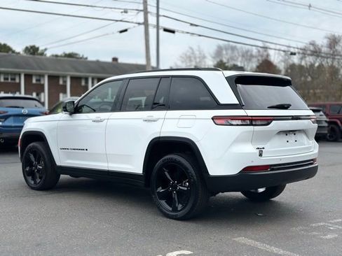 Used 2023 Jeep Grand Cherokee Altitude AWD/4WD image 4