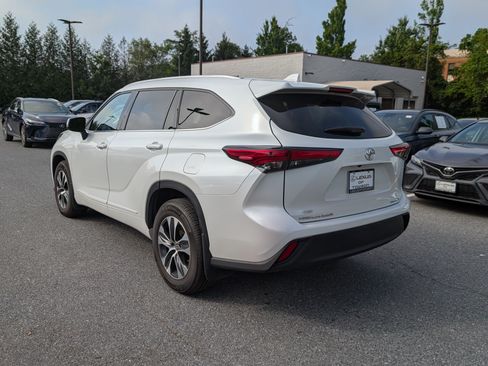 Used 2022 Toyota Highlander XLE AWD/4WD image 5